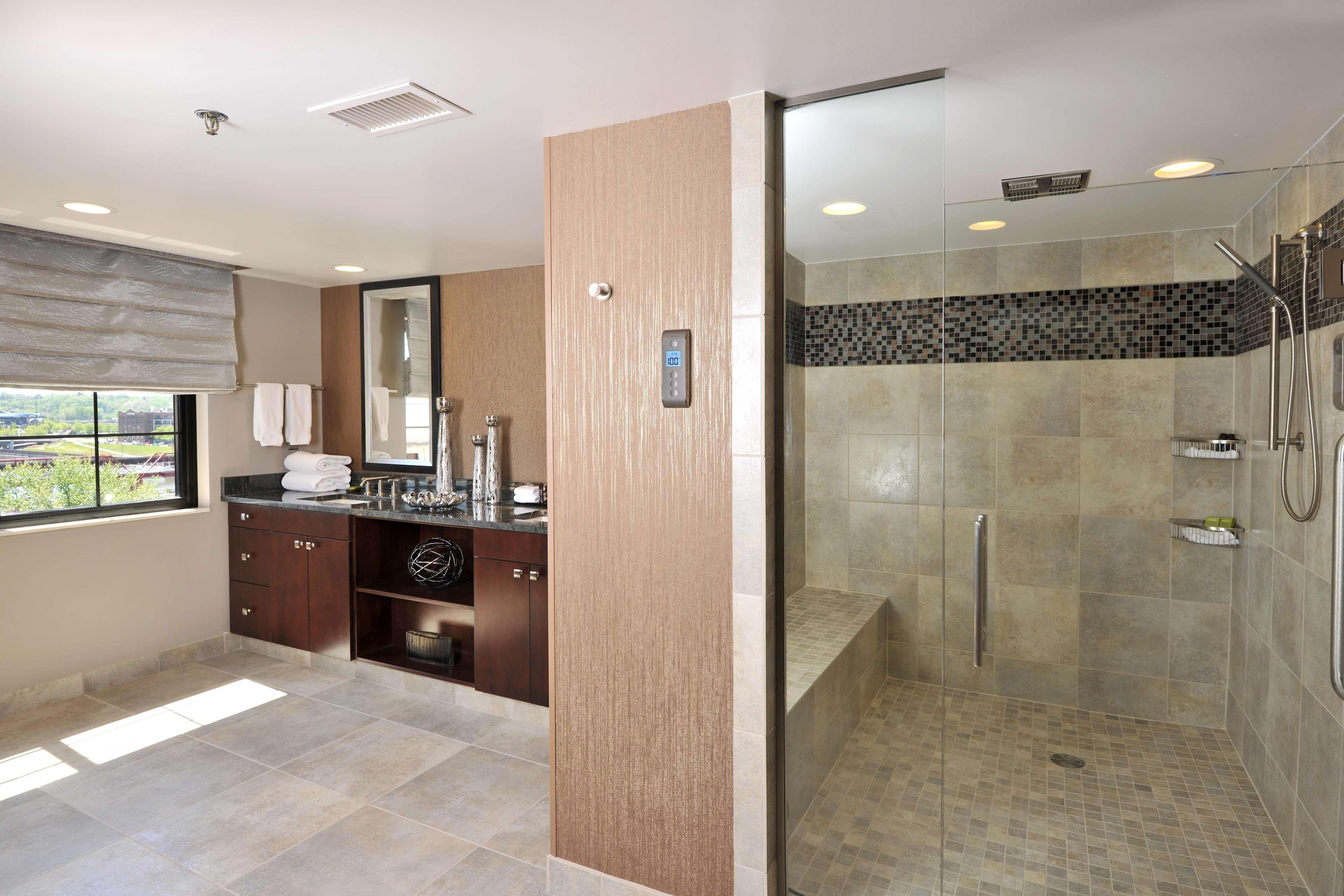 Embassy Suites Des Moines Downtown Room photo