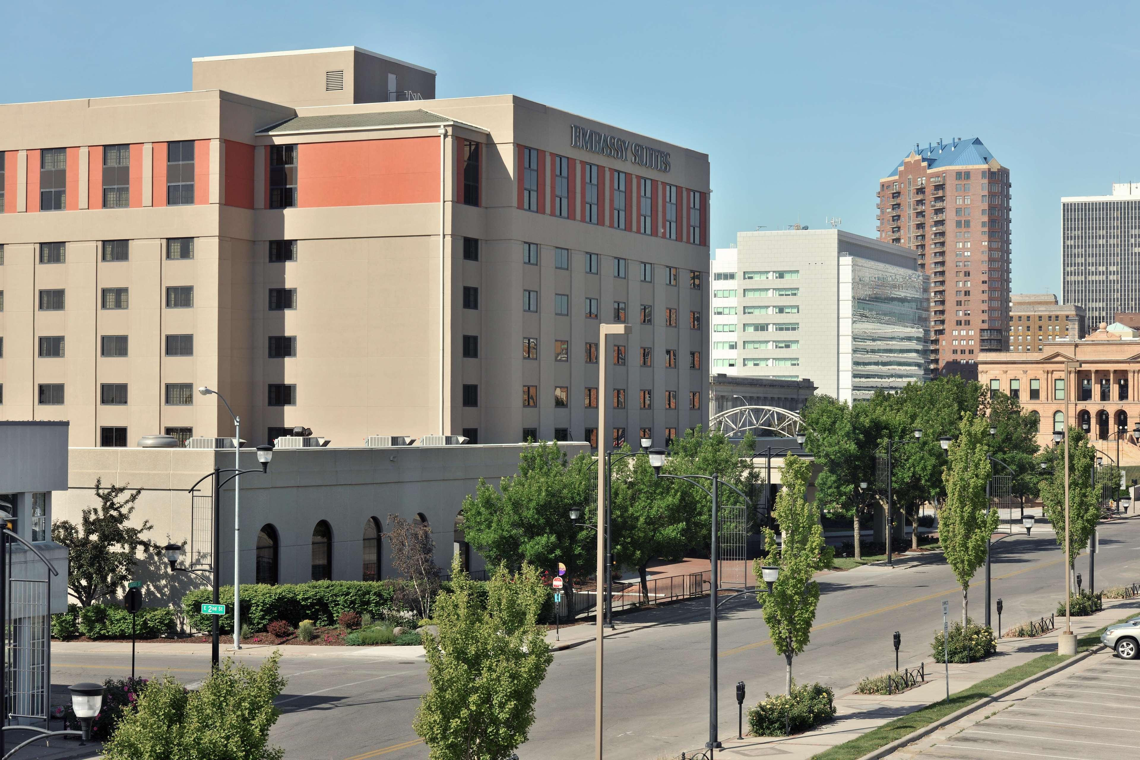 Embassy Suites Des Moines Downtown Exterior photo