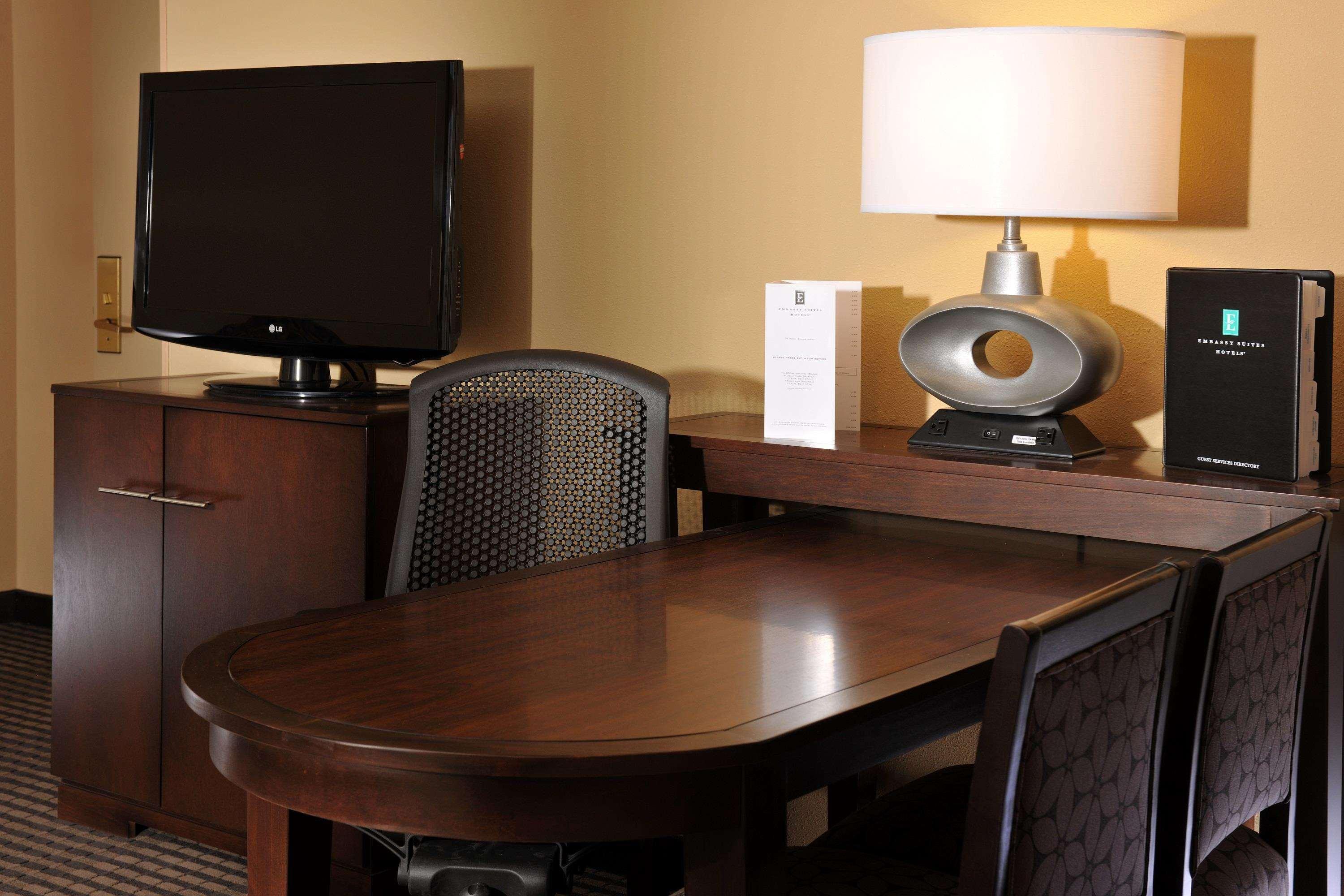 Embassy Suites Des Moines Downtown Room photo