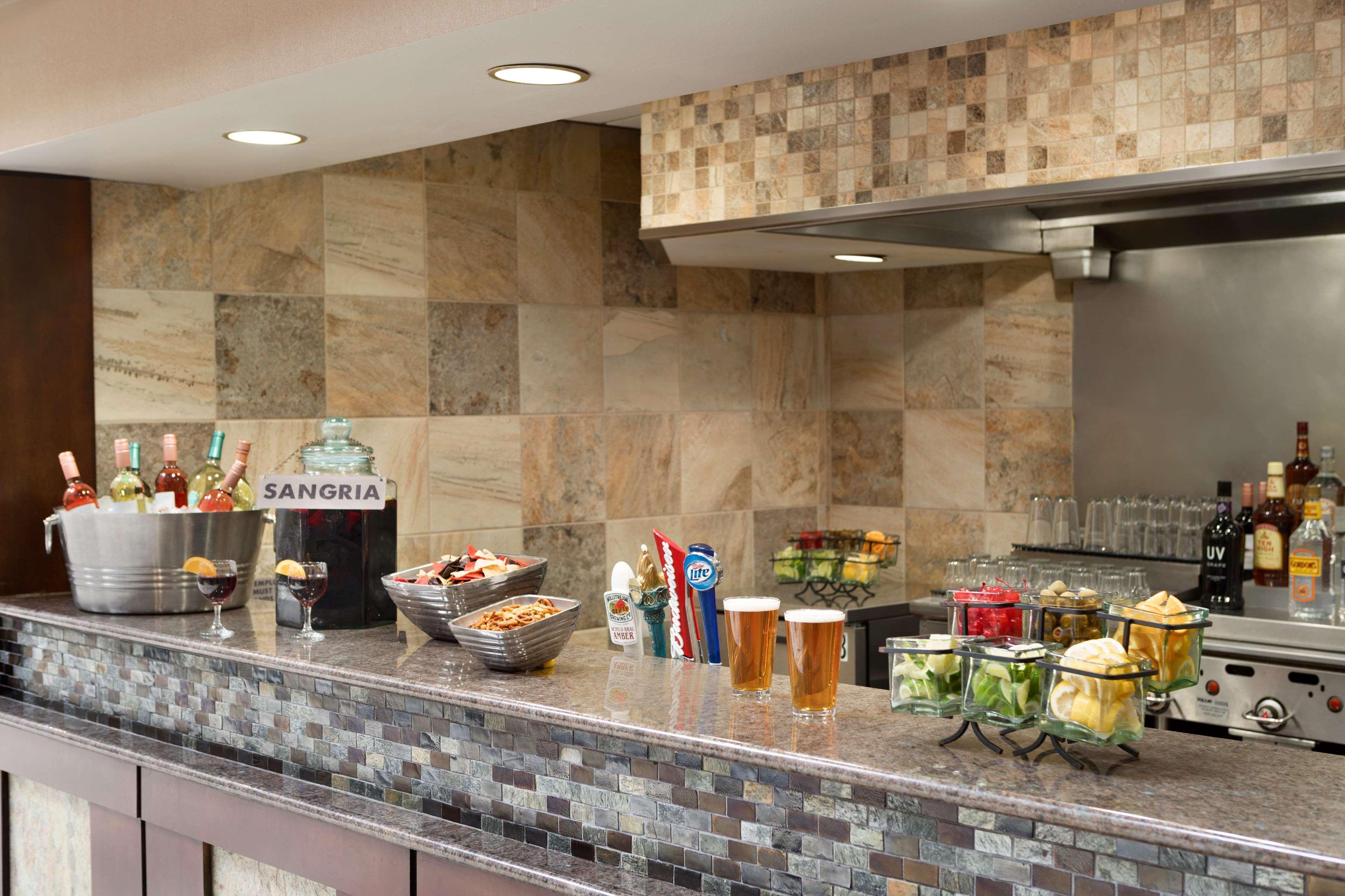 Embassy Suites Des Moines Downtown Exterior photo