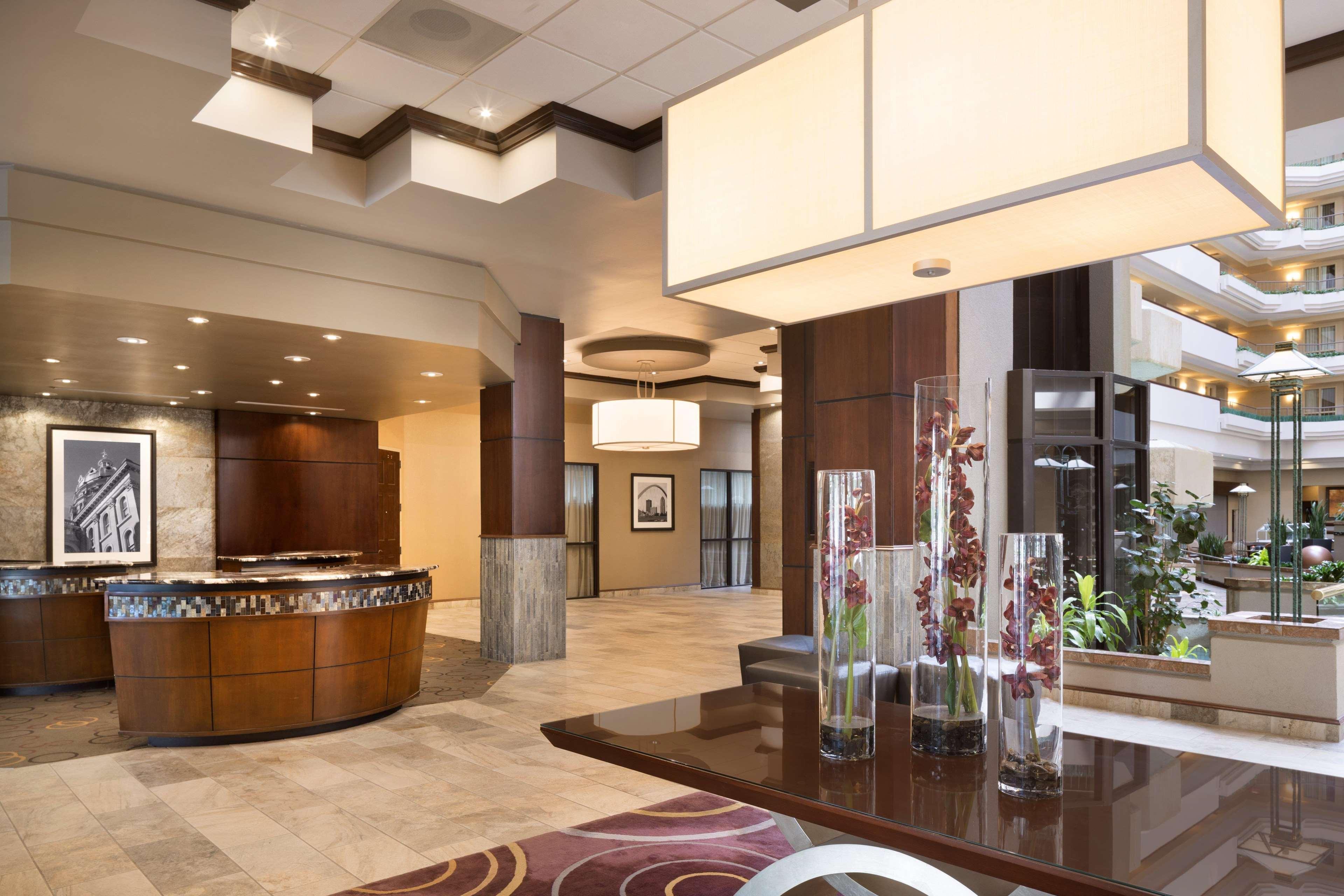 Embassy Suites Des Moines Downtown Exterior photo