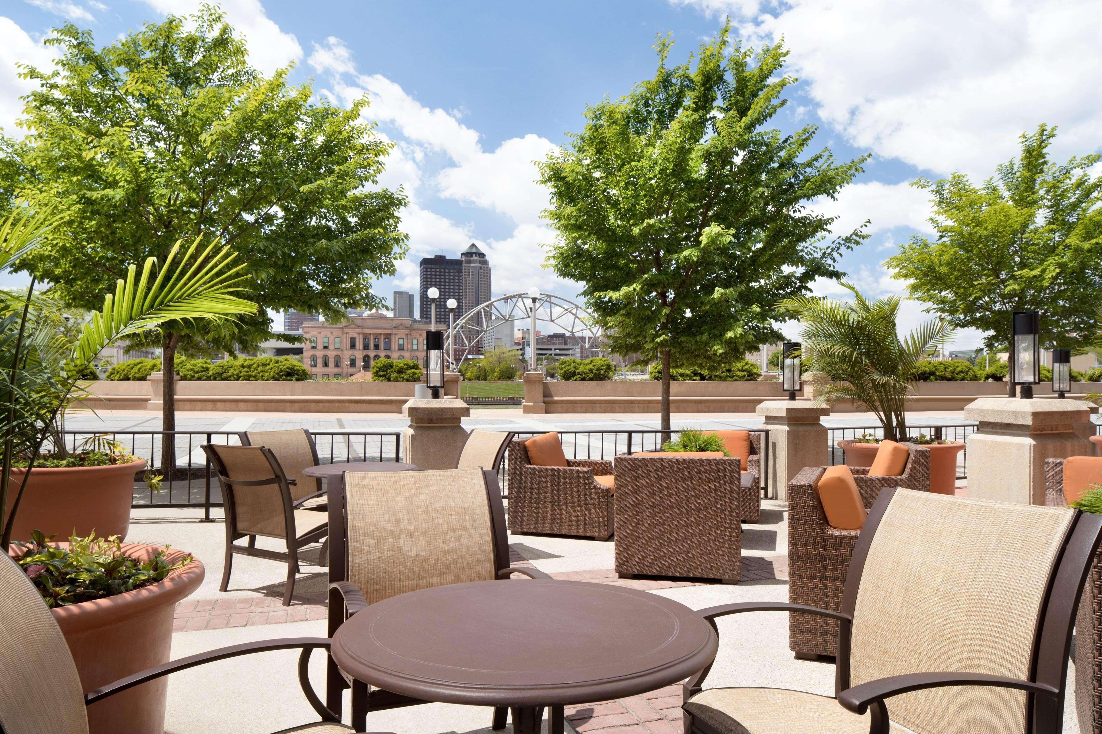 Embassy Suites Des Moines Downtown Exterior photo