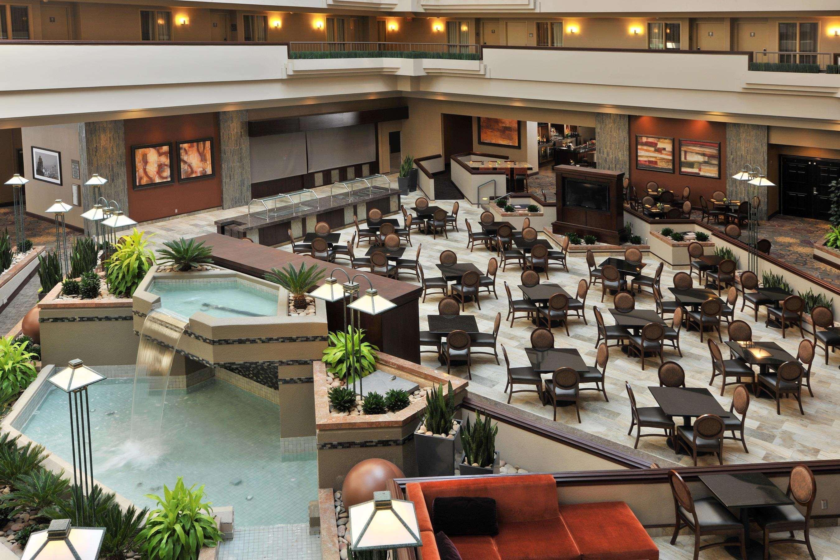 Embassy Suites Des Moines Downtown Exterior photo