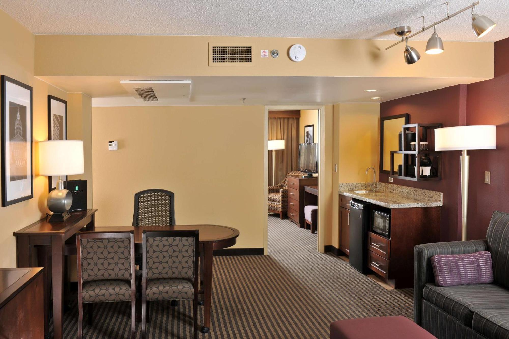 Embassy Suites Des Moines Downtown Exterior photo
