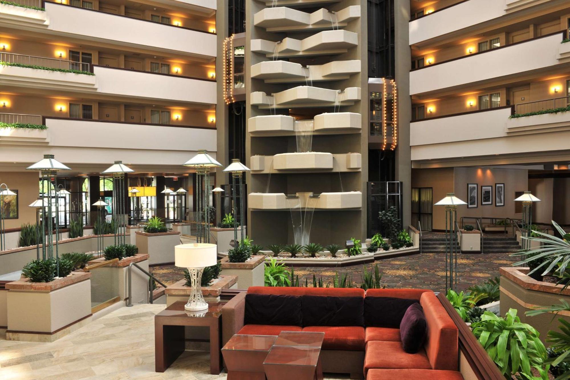 Embassy Suites Des Moines Downtown Exterior photo