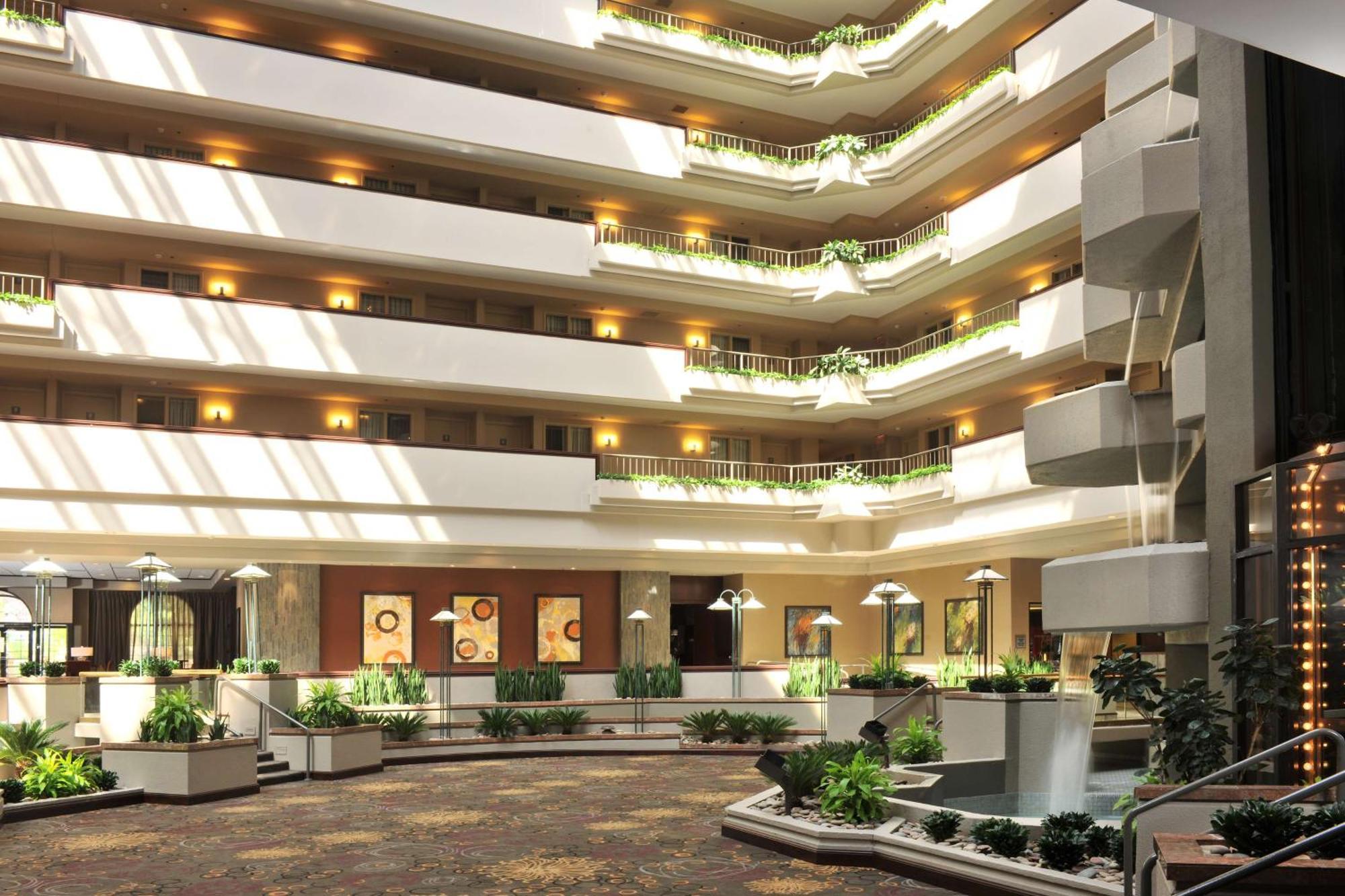 Embassy Suites Des Moines Downtown Exterior photo
