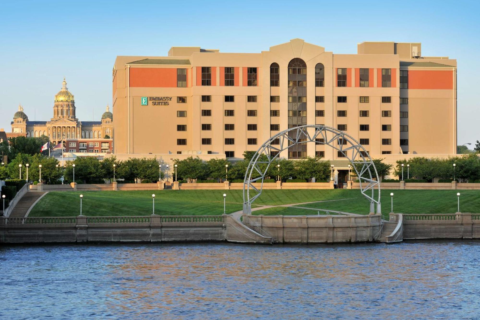 Embassy Suites Des Moines Downtown Exterior photo