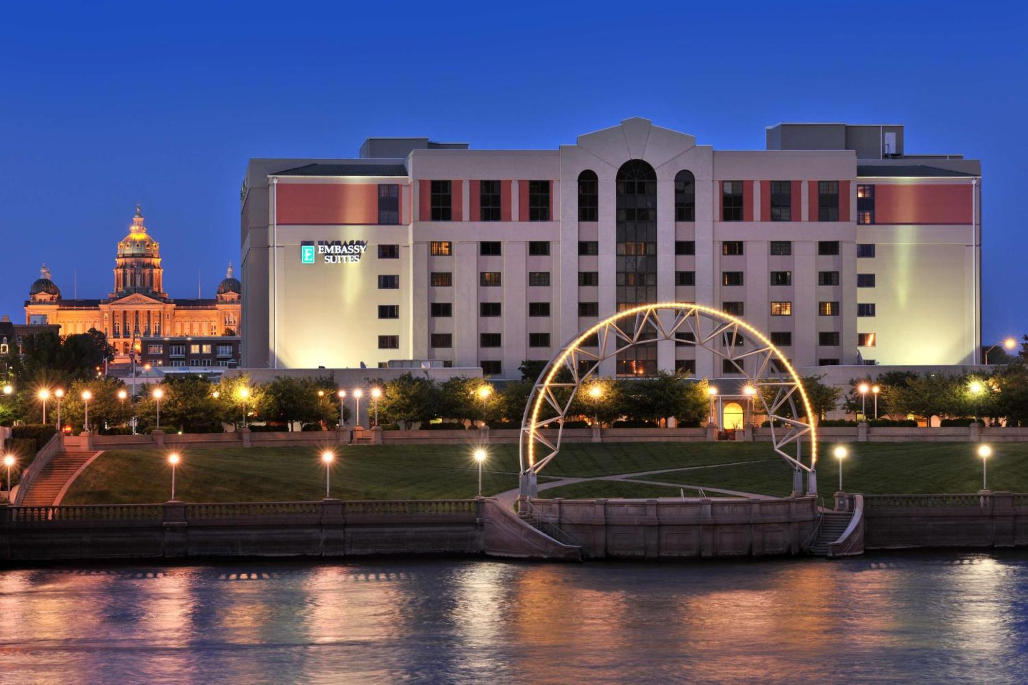 Embassy Suites Des Moines Downtown Exterior photo